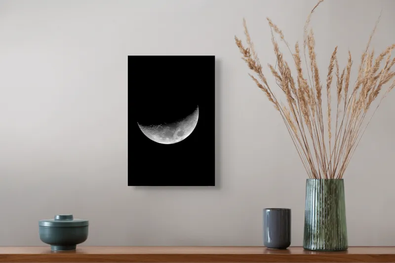 Tablou Canvas, "Luna misterioasă în noapte clară", Lună, Ceaţă, Noapte, Spaţiu, Mister, Lumină, Cratere, Semilună, Tăcere, Umbre, 26 x 39 cm – poza 5
