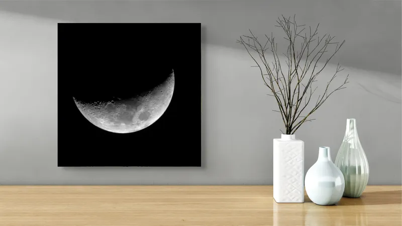 Tablou Canvas, "Luna misterioasă în noapte clară", Lună, Ceaţă, Noapte, Spaţiu, Mister, Lumină, Cratere, Semilună, Tăcere, Umbre, 50 x 50 cm – poza 3