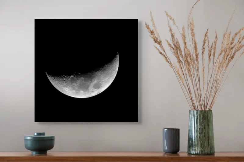 Tablou Canvas, "Luna misterioasă în noapte clară", Lună, Ceaţă, Noapte, Spaţiu, Mister, Lumină, Cratere, Semilună, Tăcere, Umbre, 50 x 50 cm – poza 4