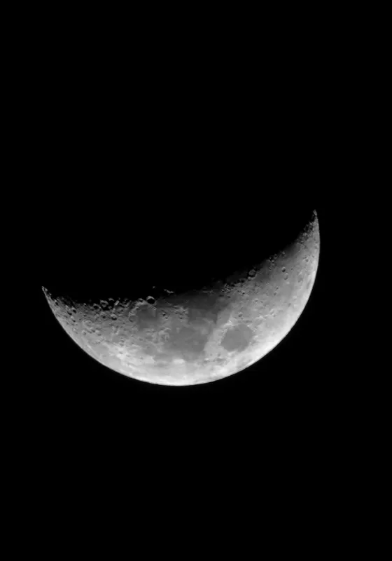 Tablou Canvas, "Luna misterioasă în noapte clară", Lună, Ceaţă, Noapte, Spaţiu, Mister, Lumină, Cratere, Semilună, Tăcere, Umbre, 70 x 100 cm – poza 2