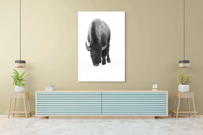 Tablou Canvas, "Bizon singuratic pe zăpadă albă", Bizon, Zăpadă, Cer, Iarnă, Solitudine, Putere, Natură, Blană, 100 x 150 cm – poza 4