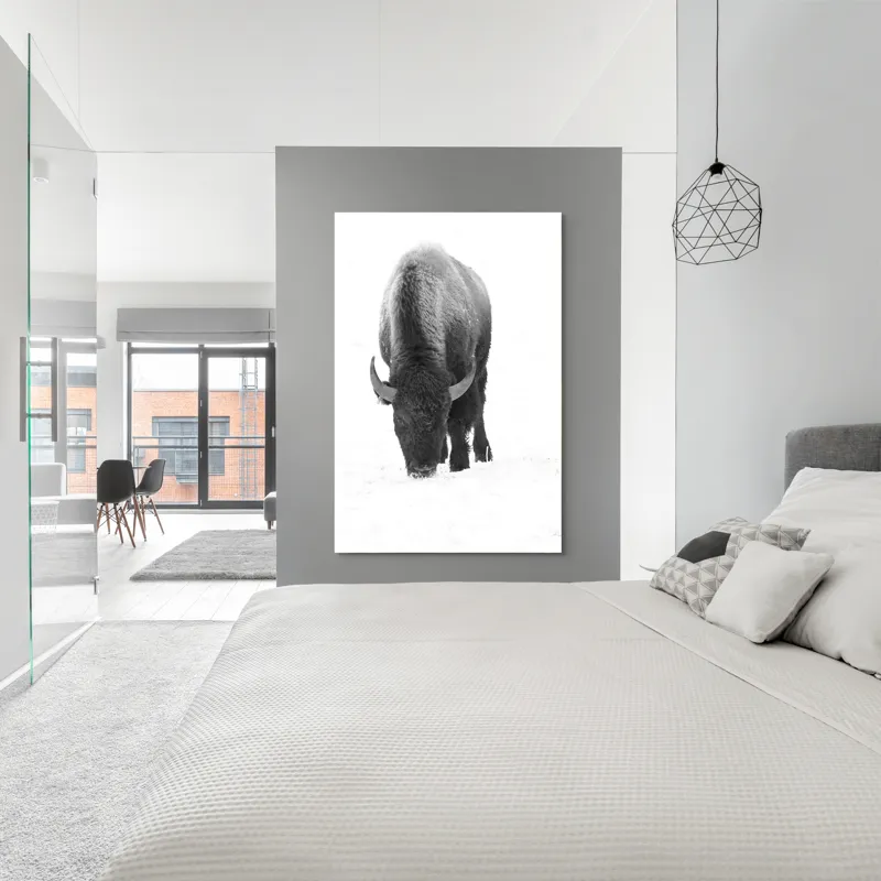 Tablou Canvas, "Bizon singuratic pe zăpadă albă", Bizon, Zăpadă, Cer, Iarnă, Solitudine, Putere, Natură, Blană, 100 x 150 cm – poza 5