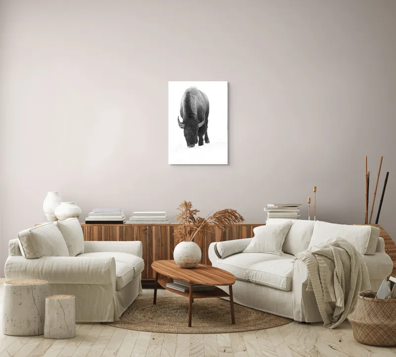 Tablou Canvas, "Bizon singuratic pe zăpadă albă", Bizon, Zăpadă, Cer, Iarnă, Solitudine, Putere, Natură, Blană, 50 x 70 cm – poza 4