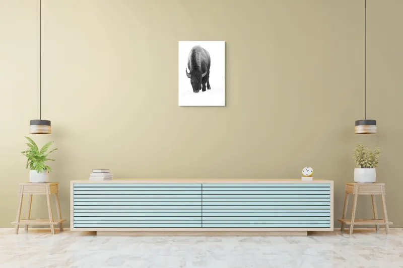 Tablou Canvas, "Bizon singuratic pe zăpadă albă", Bizon, Zăpadă, Cer, Iarnă, Solitudine, Putere, Natură, Blană, 50 x 70 cm – poza 6