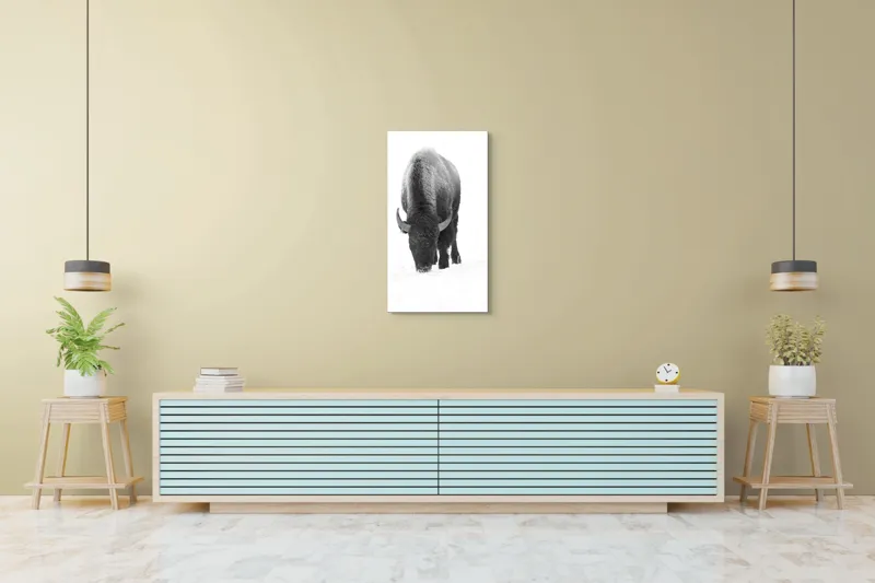 Tablou Canvas, "Bizon singuratic pe zăpadă albă", Bizon, Zăpadă, Cer, Iarnă, Solitudine, Putere, Natură, Blană, 50 x 90 cm – poza 6