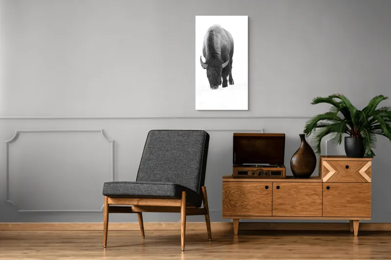 Tablou Canvas, "Bizon singuratic pe zăpadă albă", Bizon, Zăpadă, Cer, Iarnă, Solitudine, Putere, Natură, Blană, 50 x 90 cm – poza 8