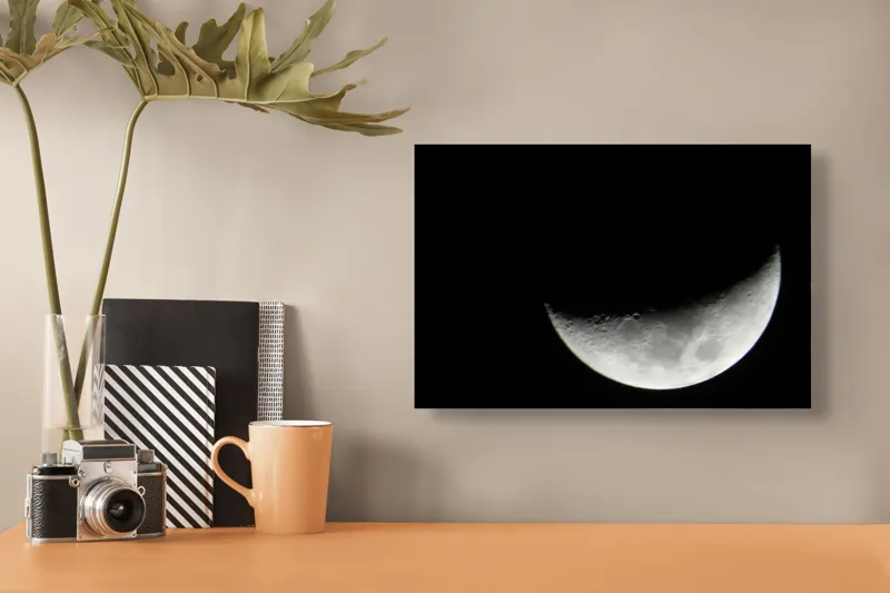 Tablou Canvas, "Albastrul întunecat al lunii pe cer", Lună, Semilună, Cer, Noapte, Umbre, Mister, Lumină, Culoare, 39 x 26 cm – poza 3