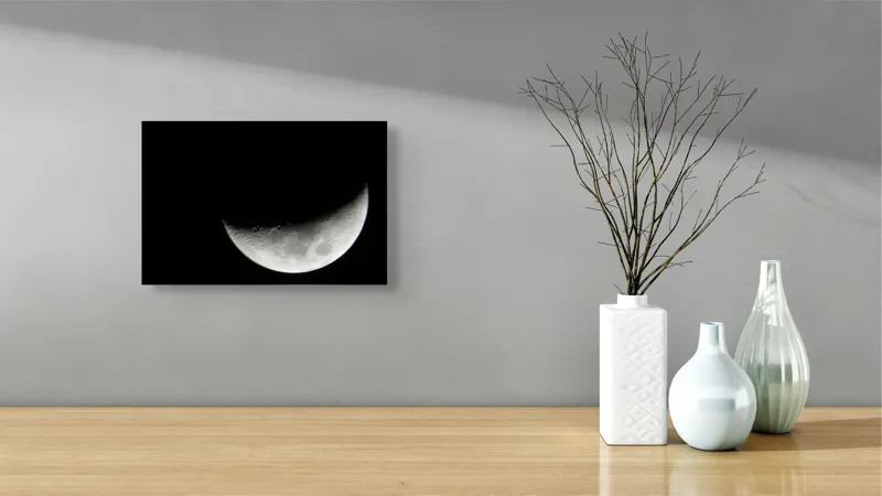 Tablou Canvas, "Albastrul întunecat al lunii pe cer", Lună, Semilună, Cer, Noapte, Umbre, Mister, Lumină, Culoare, 39 x 26 cm – poza 8