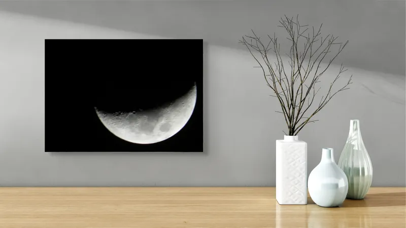 Tablou Canvas, "Albastrul întunecat al lunii pe cer", Lună, Semilună, Cer, Noapte, Umbre, Mister, Lumină, Culoare, 54 x 39 cm – poza 3