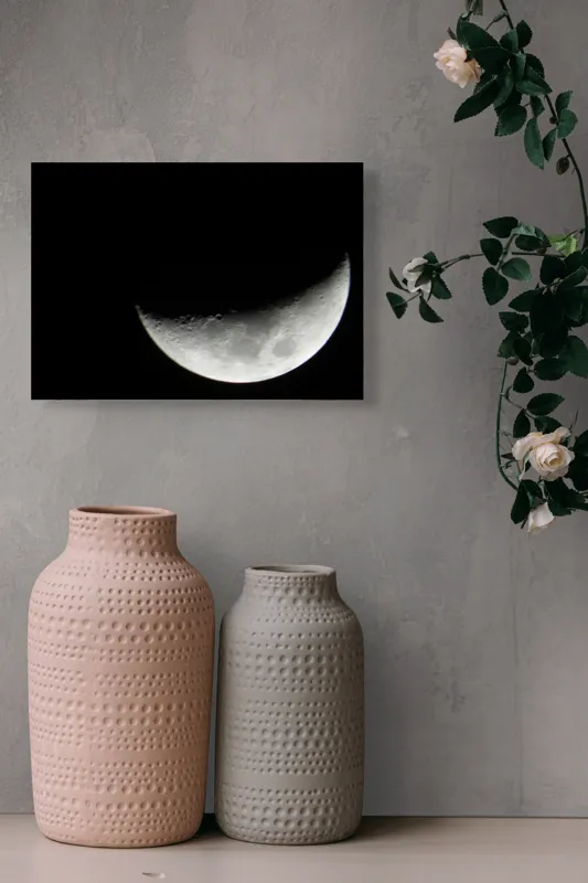 Tablou Canvas, "Albastrul întunecat al lunii pe cer", Lună, Semilună, Cer, Noapte, Umbre, Mister, Lumină, Culoare, 54 x 39 cm – poza 8