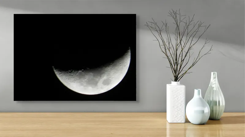 Tablou Canvas, "Albastrul întunecat al lunii pe cer", Lună, Semilună, Cer, Noapte, Umbre, Mister, Lumină, Culoare, 70 x 50 cm – poza 3