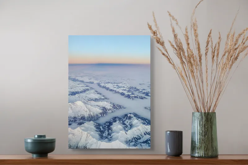 Tablou Canvas, "Lumină și umbre peste munți albi", Nor, Munți, Zăpadă, Apus, Cer, Albastru, Peisaj, Lumină, Liniste, Frumusețe, 39 x 54 cm – poza 3