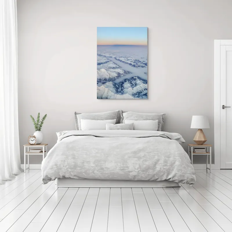 Tablou Canvas, "Lumină și umbre peste munți albi", Nor, Munți, Zăpadă, Apus, Cer, Albastru, Peisaj, Lumină, Liniste, Frumusețe, 70 x 100 cm – poza 3