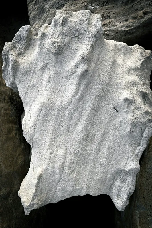 Tablou Canvas, "Nu știu cine este în imagine.", I don’t know who this is, but the object looks like an irregularly shaped rock or stone., 100 x 150 cm – poza 2