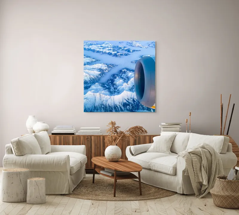 Tablou Canvas, "Vârfuri montane sub cerul senin", Aerian, Munți, Zăpadă, Nor, Turbină, Peisaj, Altitudine, Horizon, Albastru, 100 x 100 cm – poza 3