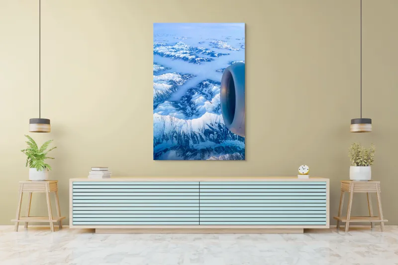 Tablou Canvas, "Vârfuri montane sub cerul senin", Aerian, Munți, Zăpadă, Nor, Turbină, Peisaj, Altitudine, Horizon, Albastru, 100 x 150 cm – poza 4