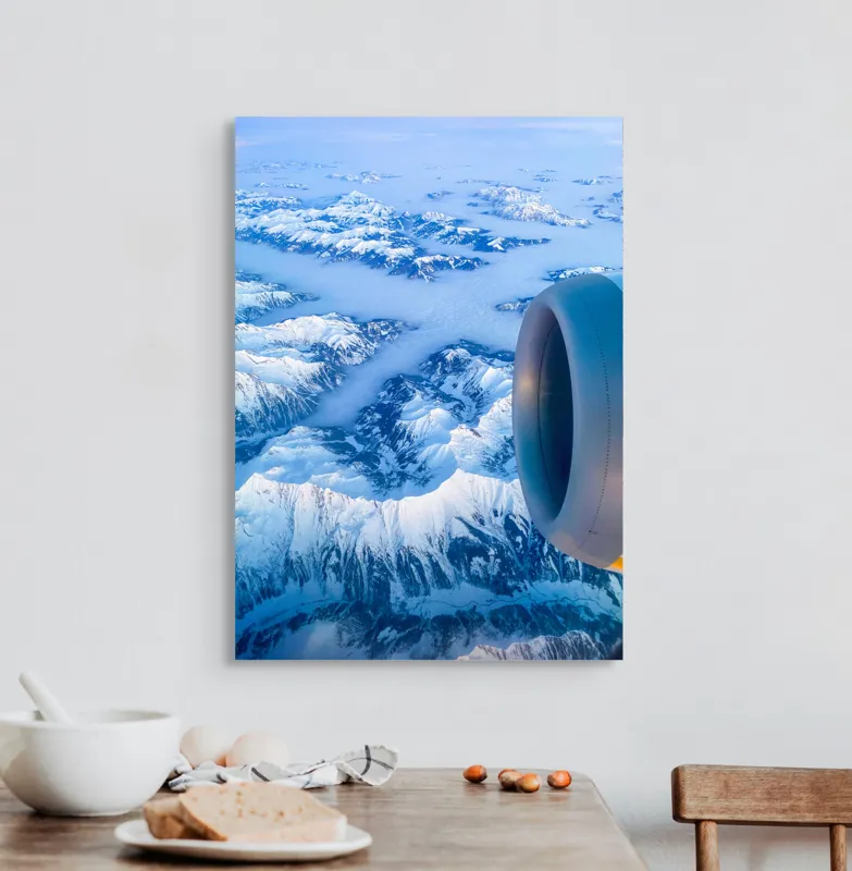 Tablou Canvas, "Vârfuri montane sub cerul senin", Aerian, Munți, Zăpadă, Nor, Turbină, Peisaj, Altitudine, Horizon, Albastru, 50 x 70 cm – poza 3