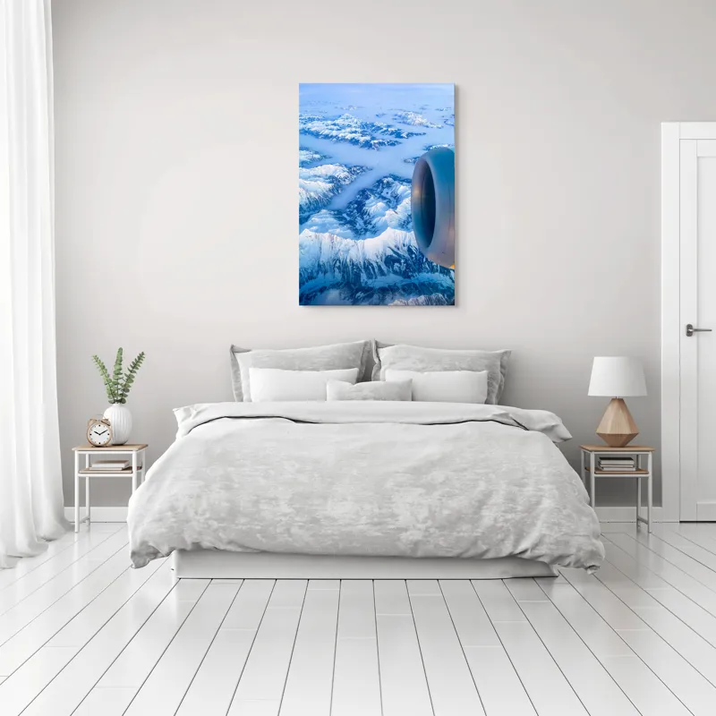 Tablou Canvas, "Vârfuri montane sub cerul senin", Aerian, Munți, Zăpadă, Nor, Turbină, Peisaj, Altitudine, Horizon, Albastru, 70 x 100 cm – poza 3