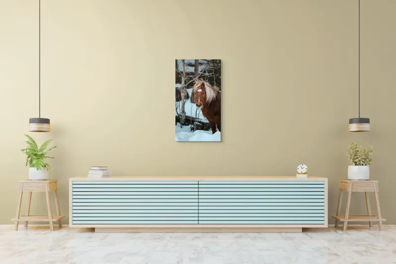 Tablou Canvas, "Poneiul în zăpada de iarnă", Cal, Blond, Pădure, Zăpadă, Privire, Răcoros, Blană, Iarnă, Copaci, 50 x 90 cm – poza 6