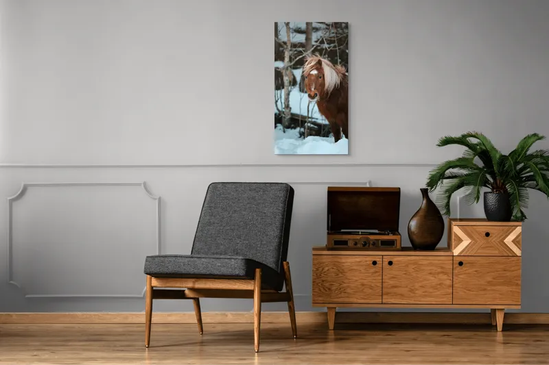 Tablou Canvas, "Poneiul în zăpada de iarnă", Cal, Blond, Pădure, Zăpadă, Privire, Răcoros, Blană, Iarnă, Copaci, 50 x 90 cm – poza 8