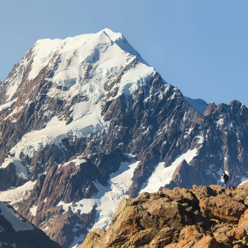 Tablou Canvas, "Un alpinist cucerește înălțimile mărețe", Munte, Zăpadă, Cer, Stânci, Alpinist, 100 x 100 cm – poza 2