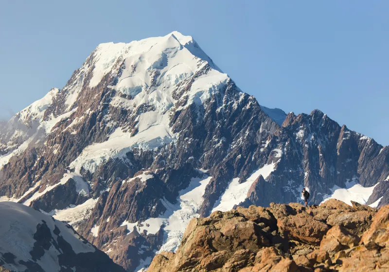 Tablou Canvas, "Un alpinist cucerește înălțimile mărețe", Munte, Zăpadă, Cer, Stânci, Alpinist, 100 x 70 cm – poza 2