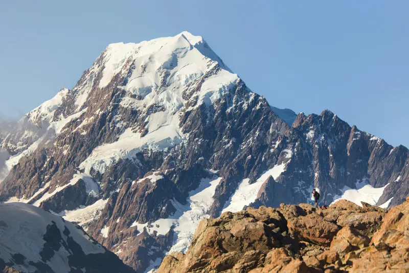 Tablou Canvas, "Un alpinist cucerește înălțimile mărețe", Munte, Zăpadă, Cer, Stânci, Alpinist, 150 x 100 cm – poza 2