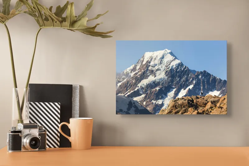 Tablou Canvas, "Un alpinist cucerește înălțimile mărețe", Munte, Zăpadă, Cer, Stânci, Alpinist, 39 x 26 cm – poza 3