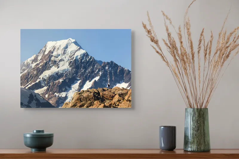 Tablou Canvas, "Un alpinist cucerește înălțimile mărețe", Munte, Zăpadă, Cer, Stânci, Alpinist, 54 x 39 cm – poza 4