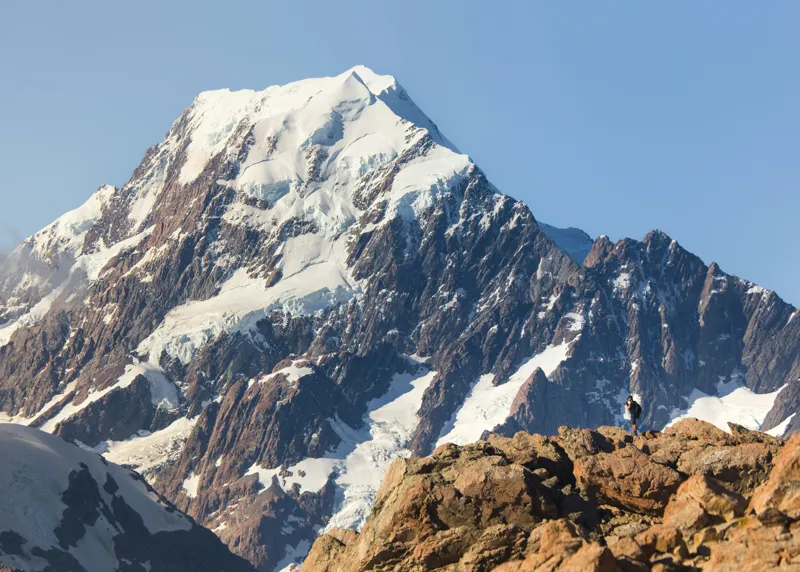 Tablou Canvas, "Un alpinist cucerește înălțimile mărețe", Munte, Zăpadă, Cer, Stânci, Alpinist, 70 x 50 cm – poza 2
