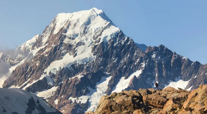 Tablou Canvas, "Un alpinist cucerește înălțimile mărețe", Munte, Zăpadă, Cer, Stânci, Alpinist, 90 x 50 cm – poza 2