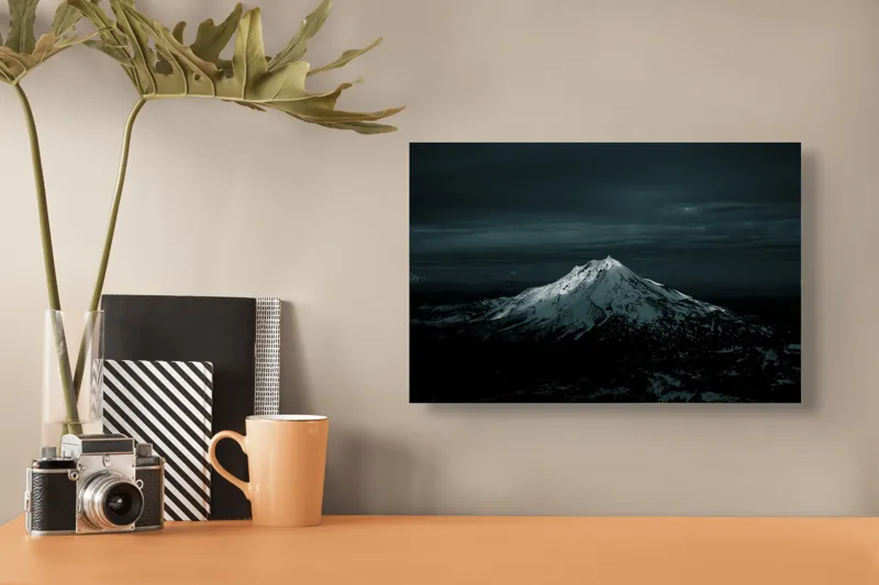 Tablou Canvas, "Lumina lunii peste muntele înzăpezit", Munte, Noapte, Zăpadă, Lumină, Cer, Imagine, Peisaj, Răcoare, Majestuos, 39 x 26 cm – poza 3