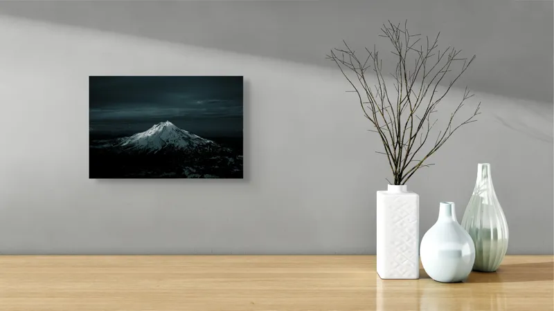 Tablou Canvas, "Lumina lunii peste muntele înzăpezit", Munte, Noapte, Zăpadă, Lumină, Cer, Imagine, Peisaj, Răcoare, Majestuos, 39 x 26 cm – poza 8