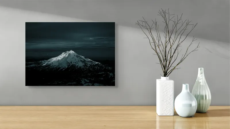Tablou Canvas, "Lumina lunii peste muntele înzăpezit", Munte, Noapte, Zăpadă, Lumină, Cer, Imagine, Peisaj, Răcoare, Majestuos, 54 x 39 cm – poza 3