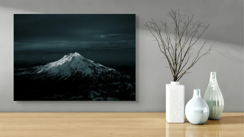 Tablou Canvas, "Lumina lunii peste muntele înzăpezit", Munte, Noapte, Zăpadă, Lumină, Cer, Imagine, Peisaj, Răcoare, Majestuos, 70 x 50 cm – poza 3