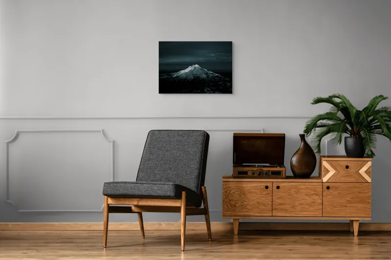 Tablou Canvas, "Lumina lunii peste muntele înzăpezit", Munte, Noapte, Zăpadă, Lumină, Cer, Imagine, Peisaj, Răcoare, Majestuos, 70 x 50 cm – poza 4