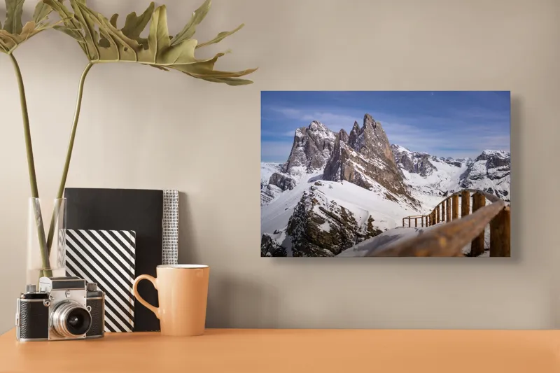 Tablou Canvas, "Drumul spre vârful înzăpezit alpin", Munte, Zăpadă, Cer, Stâncă, Potecă, Iarnă, Priveliște, Senin, Vârfuri, Natură, 39 x 26 cm – poza 3