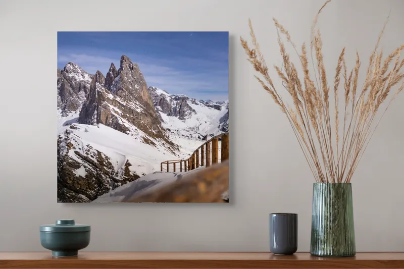Tablou Canvas, "Drumul spre vârful înzăpezit alpin", Munte, Zăpadă, Cer, Stâncă, Potecă, Iarnă, Priveliște, Senin, Vârfuri, Natură, 50 x 50 cm – poza 4