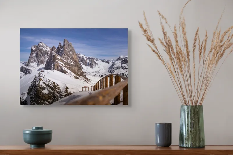 Tablou Canvas, "Drumul spre vârful înzăpezit alpin", Munte, Zăpadă, Cer, Stâncă, Potecă, Iarnă, Priveliște, Senin, Vârfuri, Natură, 54 x 39 cm – poza 4