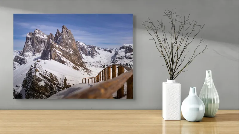 Tablou Canvas, "Drumul spre vârful înzăpezit alpin", Munte, Zăpadă, Cer, Stâncă, Potecă, Iarnă, Priveliște, Senin, Vârfuri, Natură, 70 x 50 cm – poza 3