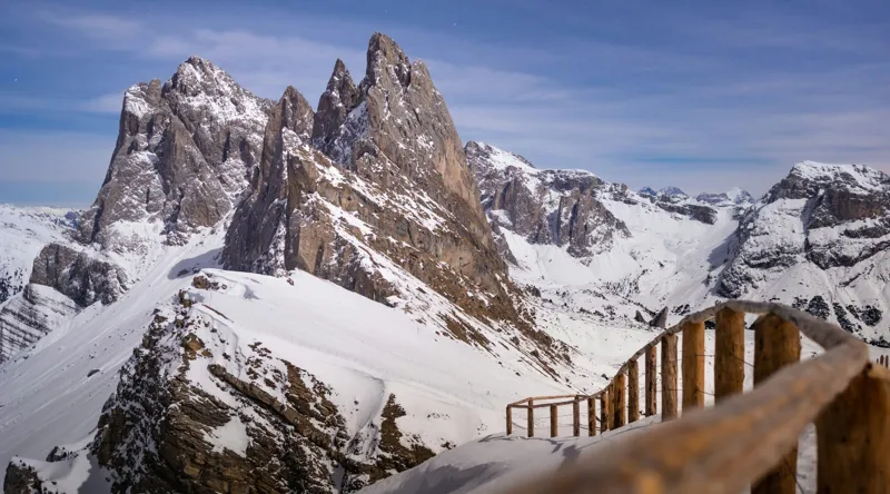 Tablou Canvas, "Drumul spre vârful înzăpezit alpin", Munte, Zăpadă, Cer, Stâncă, Potecă, Iarnă, Priveliște, Senin, Vârfuri, Natură, 90 x 50 cm – poza 2