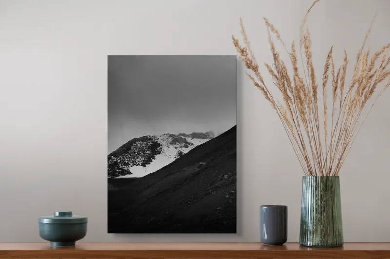 Tablou Canvas, "Munți austeri sub cer înnorat", Sumbru, Montan, Înghețat, Solitar, Noros, Pustiu, Rece, Abrupt, 39 x 54 cm – poza 3