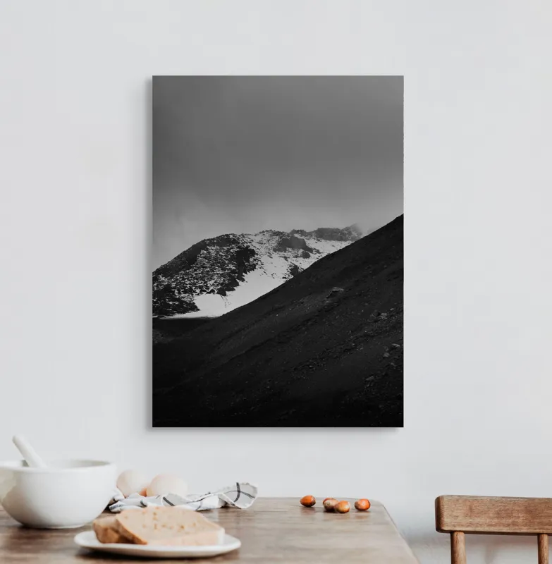 Tablou Canvas, "Munți austeri sub cer înnorat", Sumbru, Montan, Înghețat, Solitar, Noros, Pustiu, Rece, Abrupt, 50 x 70 cm – poza 3