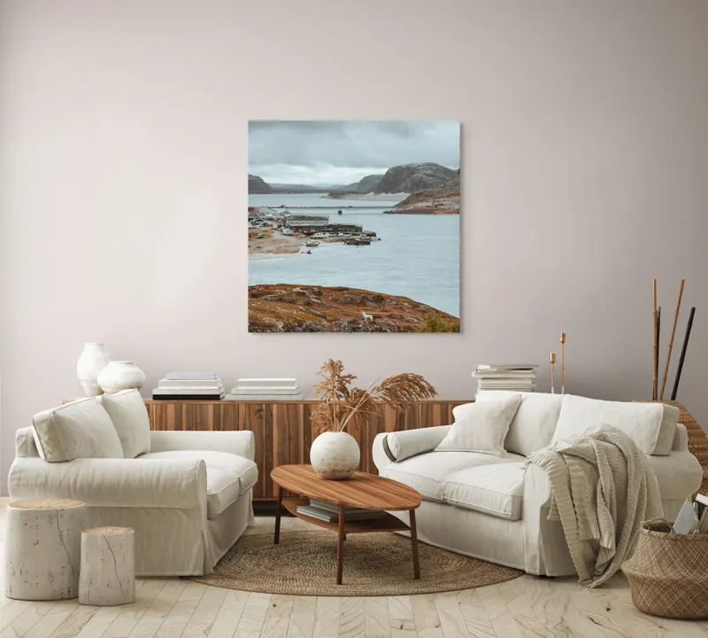 Tablou Canvas, "Peisaj nordic cu fiord și sat", Nor, Liniște, Peisaj, Munți, Apă, Nori, Hărțiș, Toamnă, Natură, Vedere, 100 x 100 cm – poza 3
