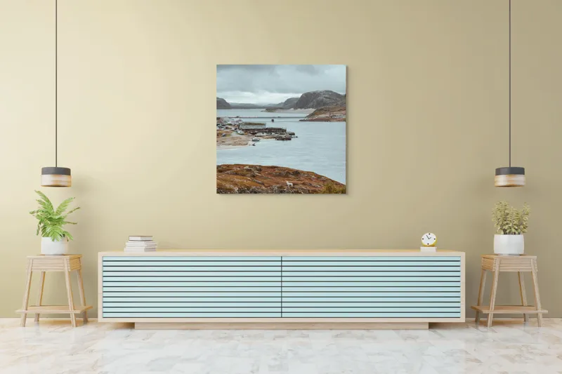 Tablou Canvas, "Peisaj nordic cu fiord și sat", Nor, Liniște, Peisaj, Munți, Apă, Nori, Hărțiș, Toamnă, Natură, Vedere, 100 x 100 cm – poza 5