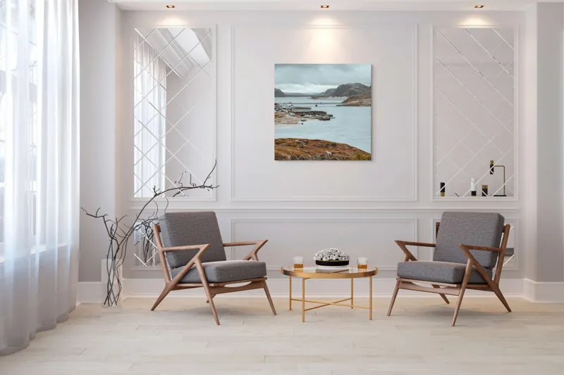 Tablou Canvas, "Peisaj nordic cu fiord și sat", Nor, Liniște, Peisaj, Munți, Apă, Nori, Hărțiș, Toamnă, Natură, Vedere, 100 x 100 cm – poza 7
