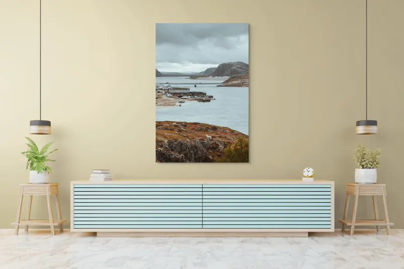 Tablou Canvas, "Peisaj nordic cu fiord și sat", Nor, Liniște, Peisaj, Munți, Apă, Nori, Hărțiș, Toamnă, Natură, Vedere, 100 x 150 cm – poza 4