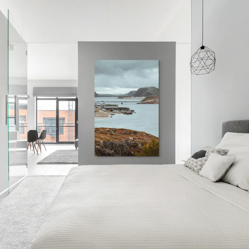 Tablou Canvas, "Peisaj nordic cu fiord și sat", Nor, Liniște, Peisaj, Munți, Apă, Nori, Hărțiș, Toamnă, Natură, Vedere, 100 x 150 cm – poza 5
