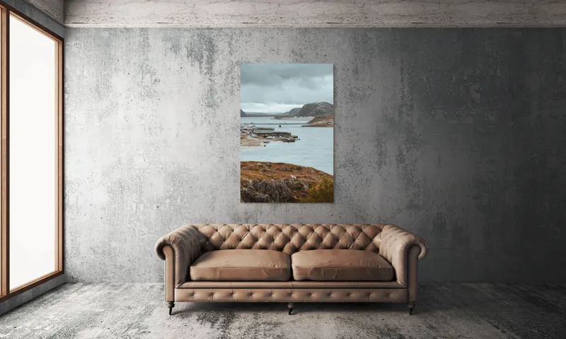 Tablou Canvas, "Peisaj nordic cu fiord și sat", Nor, Liniște, Peisaj, Munți, Apă, Nori, Hărțiș, Toamnă, Natură, Vedere, 100 x 150 cm – poza 6