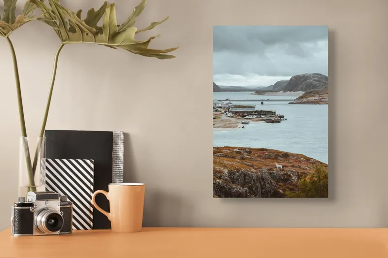 Tablou Canvas, "Peisaj nordic cu fiord și sat", Nor, Liniște, Peisaj, Munți, Apă, Nori, Hărțiș, Toamnă, Natură, Vedere, 26 x 39 cm – poza 3